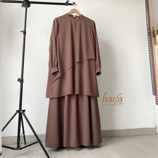A Setelan Ceruti Berpayet Coklat Sedang - Image 2