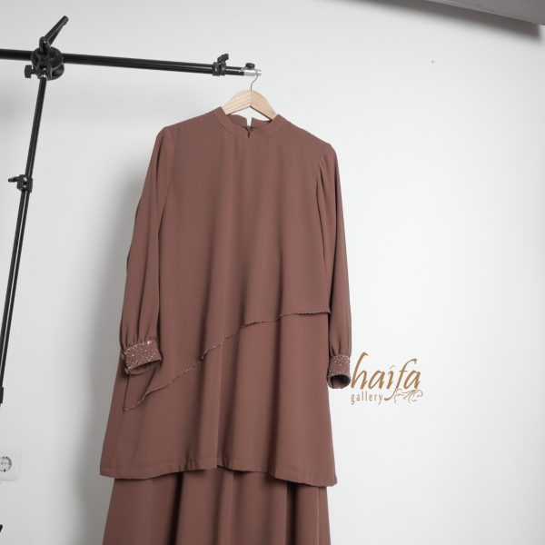 A Setelan Ceruti Berpayet Coklat Sedang - Image 3